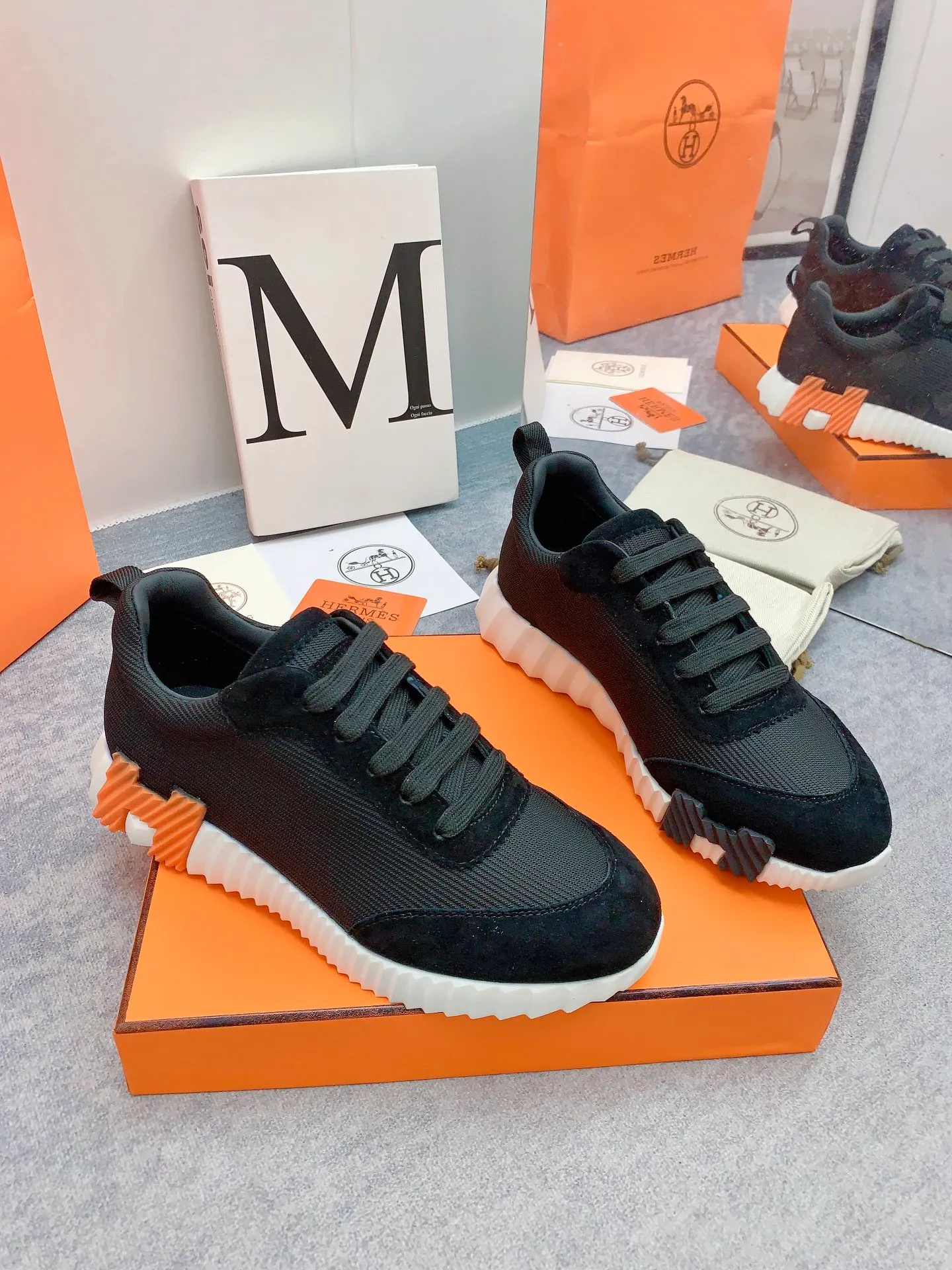 👟👟Ex-factory price 640👟👟 [Hermes] New Bouncing Couple 👫Sneakers. The most comfortable shoes from Hermès, no one else⃣️. They are very light on the feet and very beautiful. You will not feel tired when you go shopping and running around. 👍 The overall suede leather feels very good, very beautiful and very versatile. It is very light, comfortable and extremely light, suitable for both sports and leisure. It feels great to step on! 30+ men's and women's color combinations. You can choose, there will always be what you want~ ✅Fabric: Imported high mercerized sheep + original rain velvet ✅Inner: Imported silk sheepskin for lining insole ✅Outsole: Seamless combination of IP+TPU (multi-color letters) German technology irradiation machine ✅Code number: 35-41 for women and 38-46 for men (41 for women, 45.46 for men, customized and non-returnable)